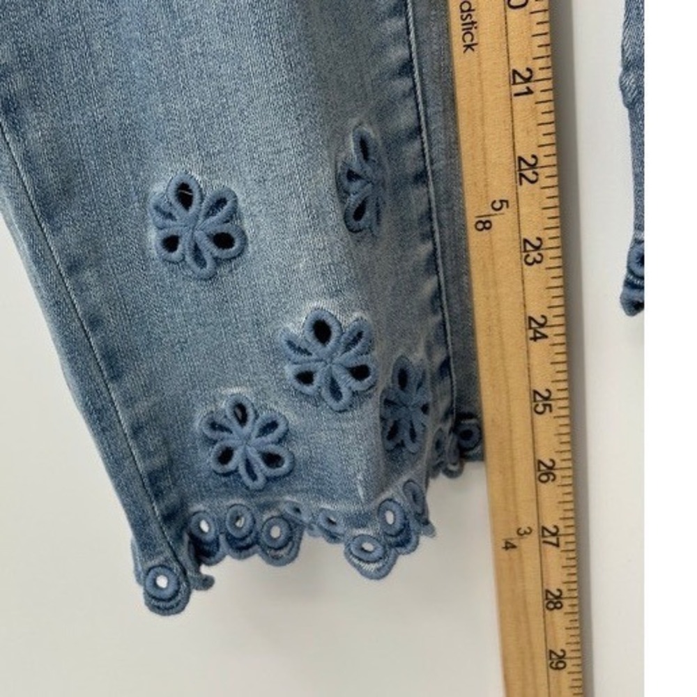 Madeleine Women Light Wash Floral Eyelet Scalloped Hem Cropped Jeans Size US 8 - Picture 9 of 9